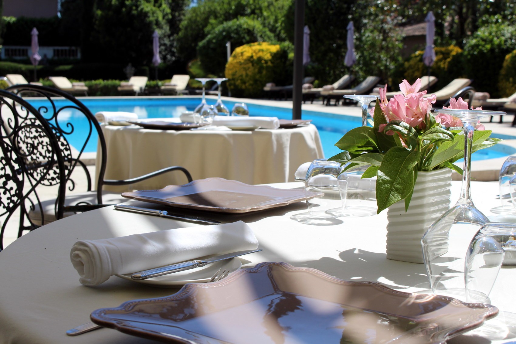 Boutique hôtel de luxe Mas de Chastelas 5 étoiles Saint-Tropez France restaurant - Mathieu Hericotte, Table du Mas